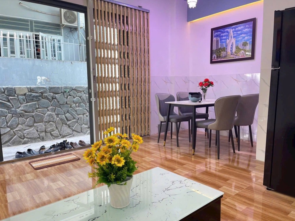 BÁN NHÀ ĐẸP FULL NỘI THẤT – TRUNG TÂM NHA TRANG . GIÁ: 2,5 TỶ